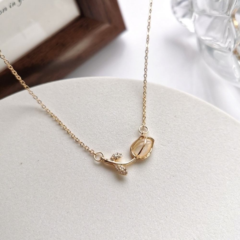 ‼️FINAL PRICE‼️ONLY ONE LEFT! Dainty Rose Necklace with Studded Leaves